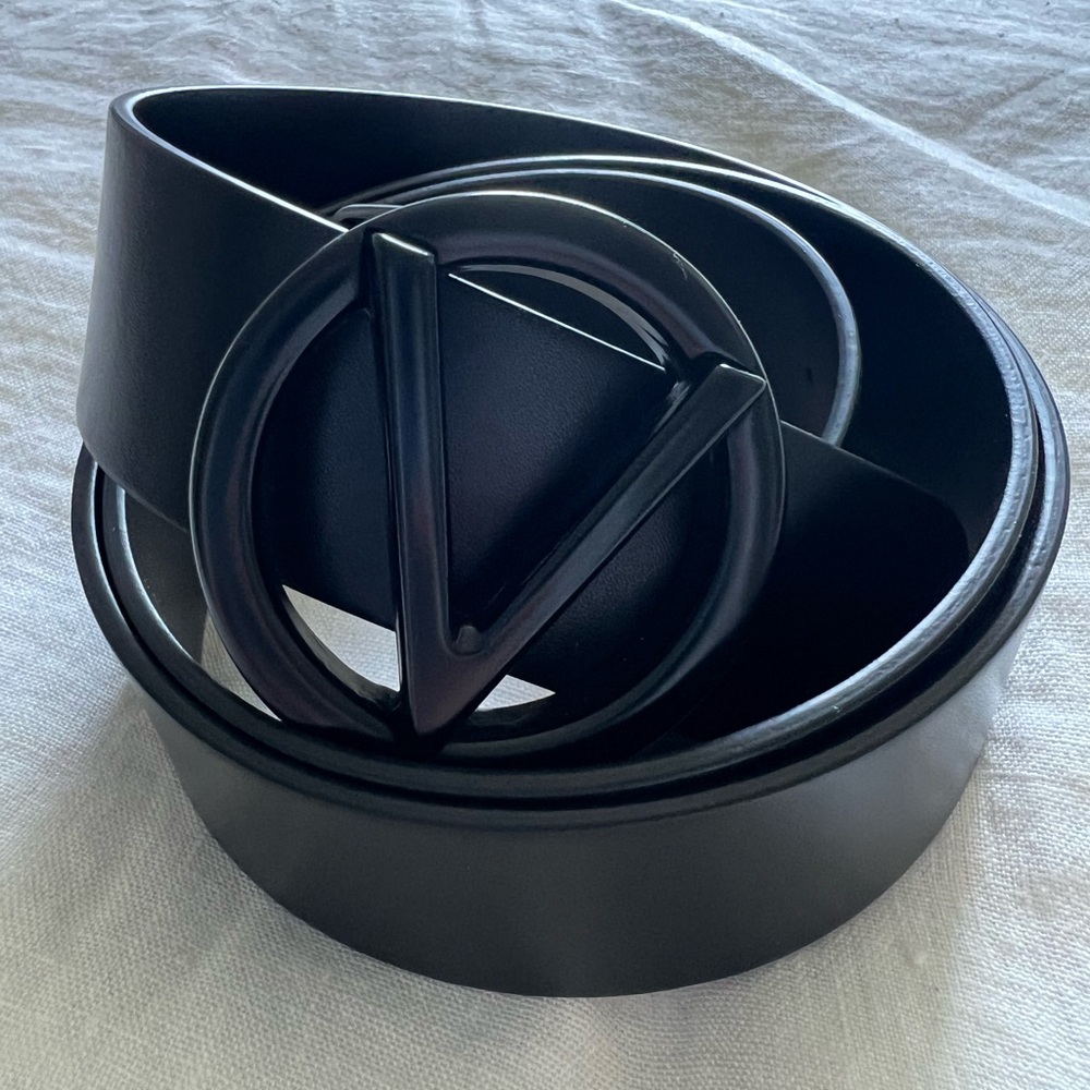 Brand new Women’s Valentino Belt 

Worn once, size Medium!
